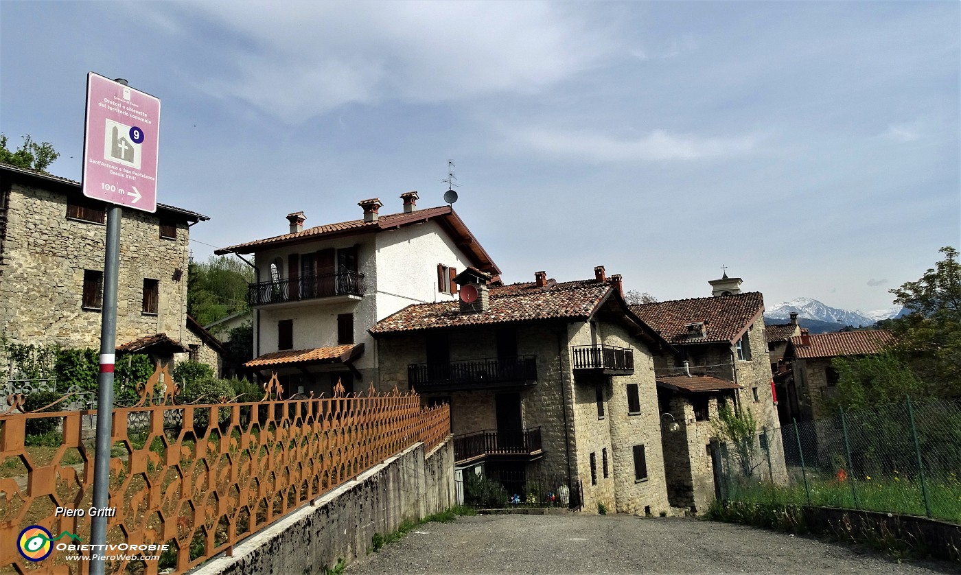 48 Seguendo la strada asfaltata salgo a Ripa (583 m).JPG -                                